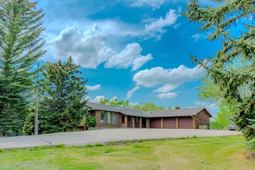 13-Acre Luxury Estate | Near Banff | Sleeps 10 + - Image 1