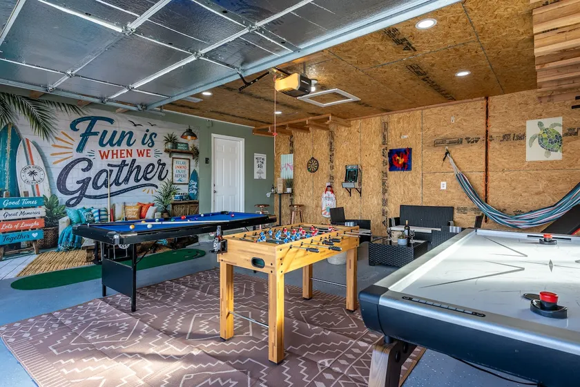 IN-N-OUT burger: Beaches House+ Hot Tub + ARCades - Image 1
