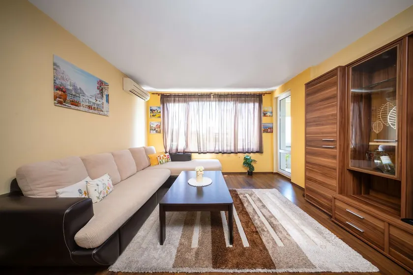Sunny 1BD Apartment with Workspace & Relax Balcony - Image 1