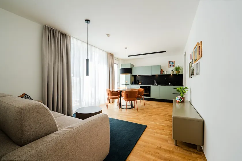 Courtyard apartment with small garden - Image 1