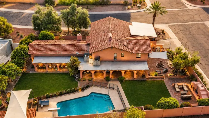 Historic Desert Rose Estate Pool Sauna Sleeps 12 - Image 1