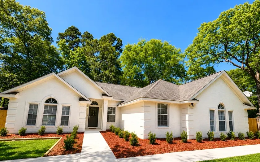 Green Door Getaway | Charming White Brick Retreat - Image 1