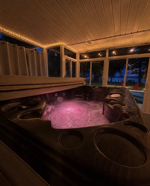 Lakeside retreat• hot tub• kayaks• pool table - Image 1