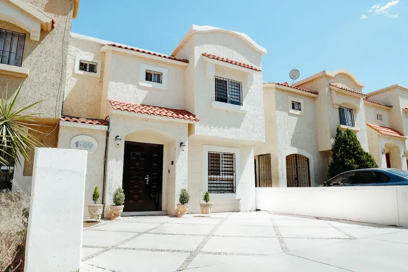 Super location, Periferico Juventud, private subdivision - Image 1
