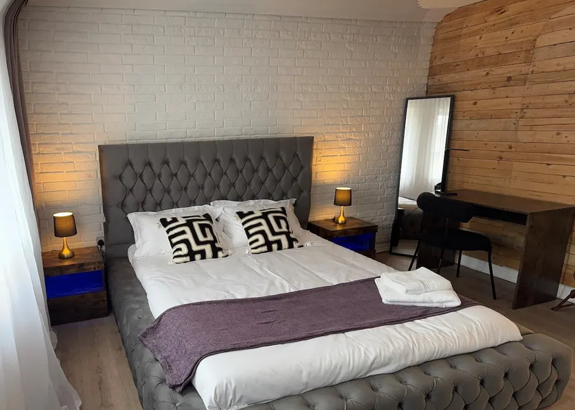 Stylish 3BR House|Free Parking| Near M3 & Hospital - Image 1