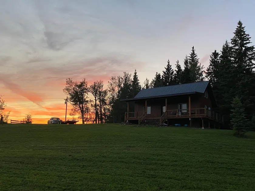 Hidden Valley Cabin-a diamond by the Pembina River - Image 1