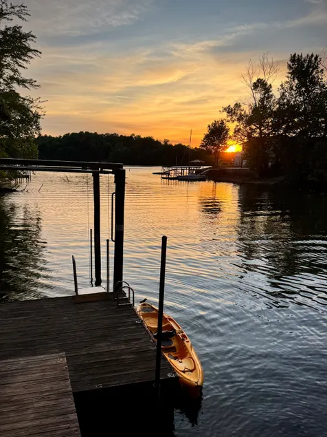Peaceful Lake Hickory Retreat - Image 1