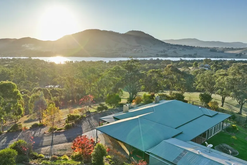 Hollams Horizon Farm Stay - Lake & Mountain Views - Image 1