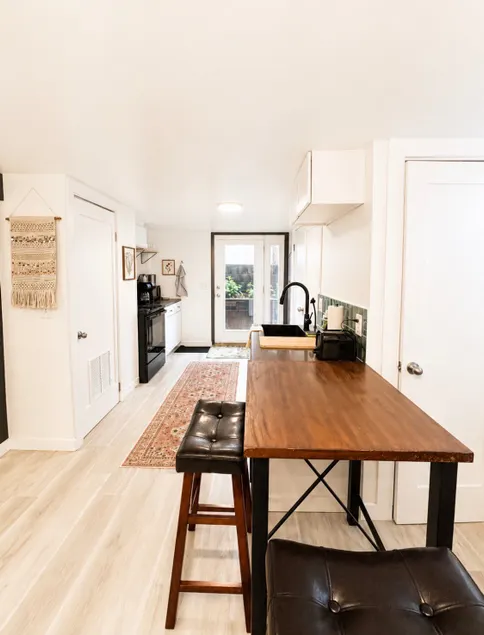Modern GardenLevel Suite w/ Private Entry Downtown - Image 1