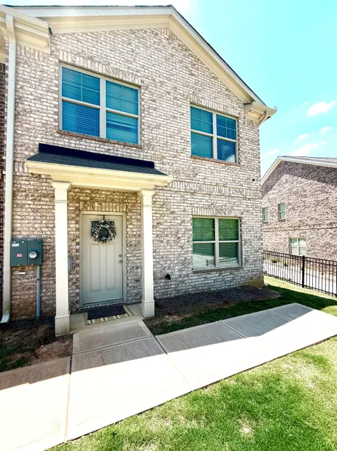 Stylish Stockbridge Retreat Near ATL - Image 1