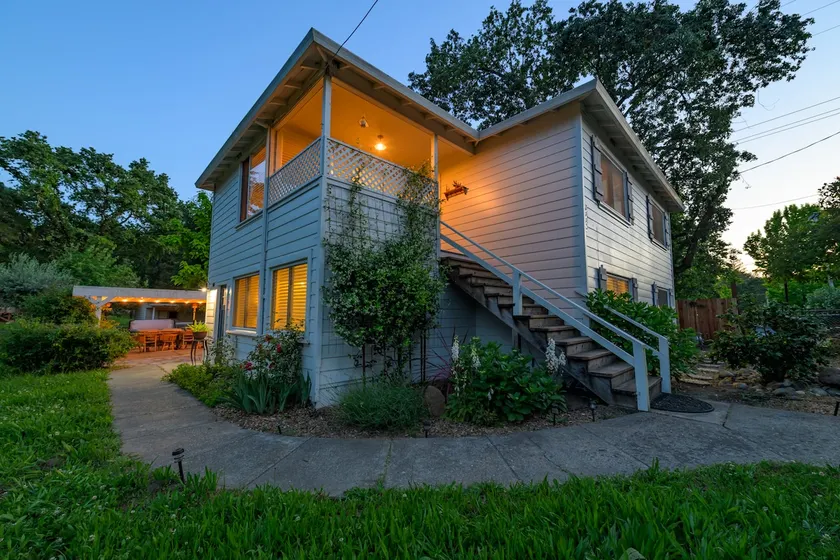 Moonlit Manor-walk to Steelhead Beach + the market - Image 1