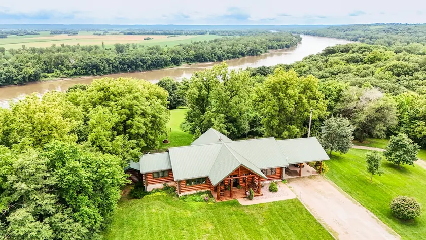 Riverview Lookout Near KC | Hot Tub | Pond & River - Image 1