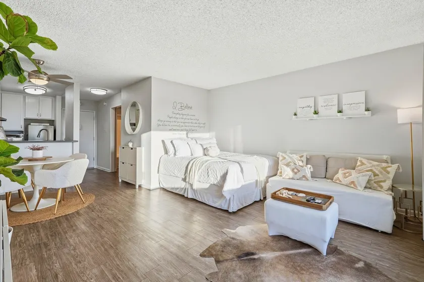 Stylish Silverlake Apartment near Crypto Arena - Image 1