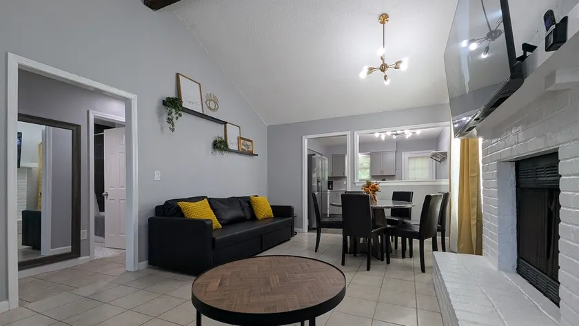 Stylish Duplex w/ Garage | 15 Min to Downtown KC - Image 1