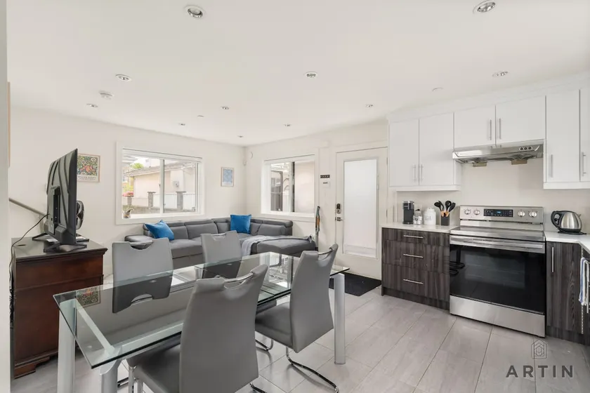 Sleek Coach House with Designer Kitchen - Sleeps 7 - Image 1