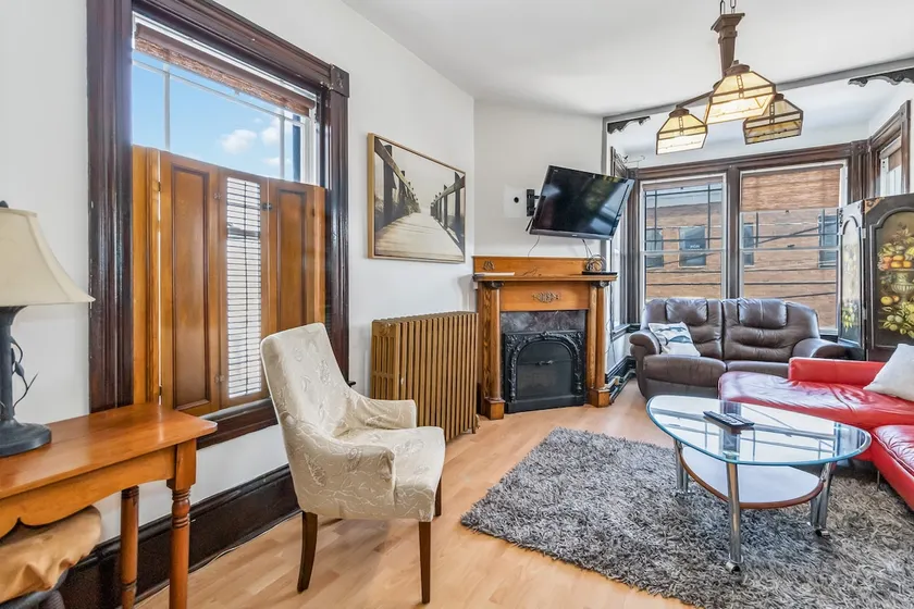 2 Br Deluxe Main Street Downtown Liverpool Suite C - Image 1