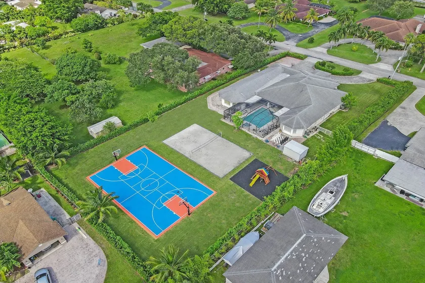 Spacious 8BR retreat w/ pool & game room - Image 1