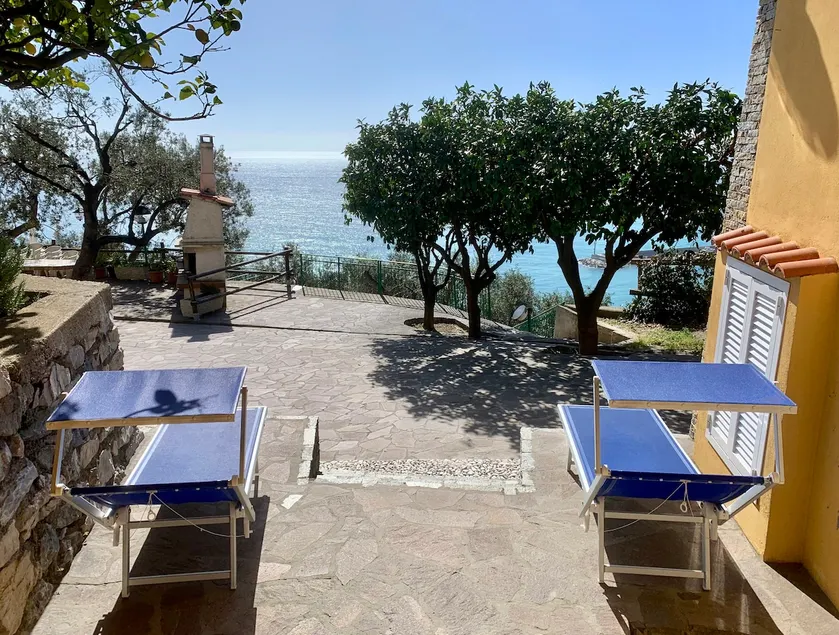 Relaxing while looking at the sea, with a swimming pool - Image 1