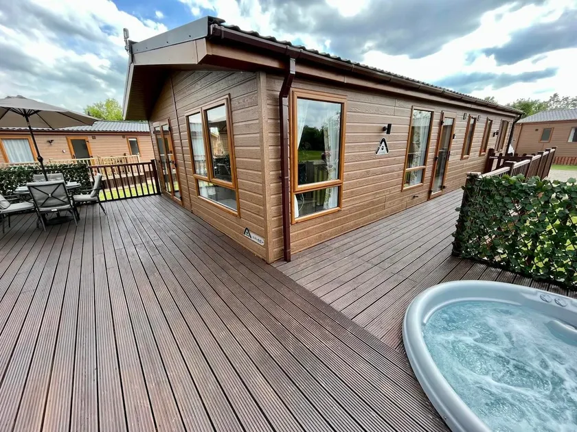 Chestnut Lodge With Hot Tub - Image 1