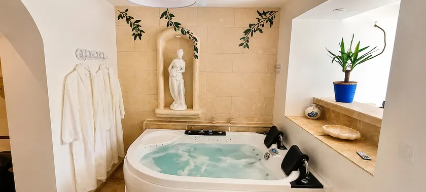 Le Secret de Santorin • Jacuzzi & Massage Chair - Image 1