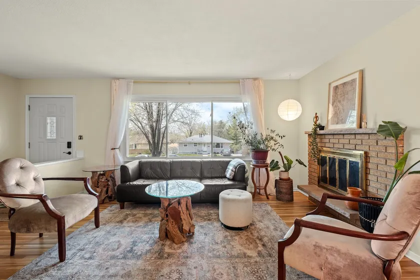 Cozy Mid-Century Retreat - Image 1