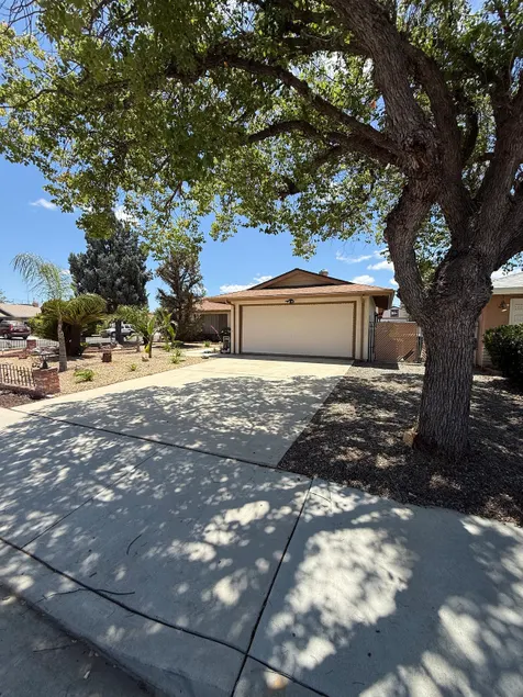 Sun-Drenched Oasis with Private RV Parking &Grill - Image 1