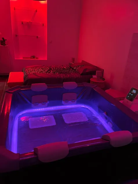 Cozy Studio with Private Jacuzzi, Modern Comfort - Image 1