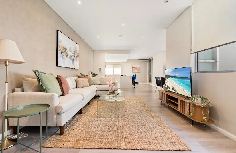 Spacious Abode 2x Parking Gym Pool next to Airport - Image 1