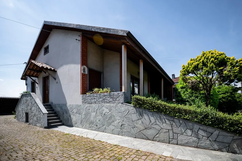 Elegant villa between Turin and Gran Paradiso - Image 1