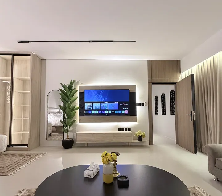 1br Near Airport & Train | 65” TV & Free Wi-Fi - Image 1