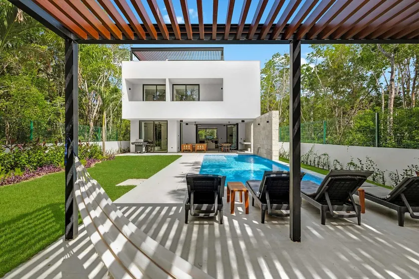 Luxury Home Pool Rooftop w Jacuzzi and Grill - Image 1