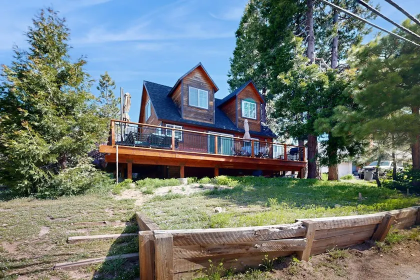 Mountain-view 2BR with fireplace & outdoor space - Image 1