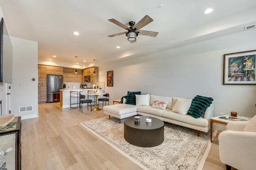 Sleek, Modern Denver Area Gem in Planned Community - Image 1