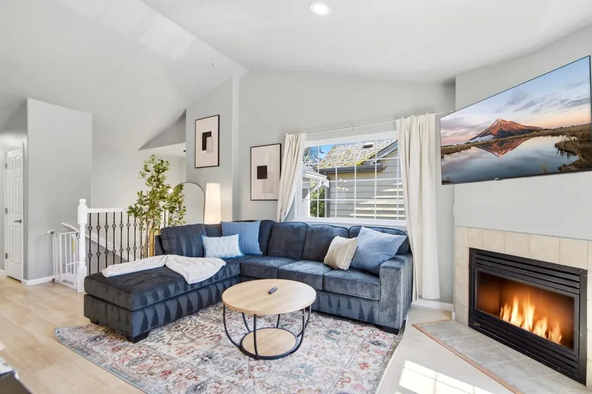 Bright 3BR/2BA Retreat Near UW & Northgate Station - Image 1