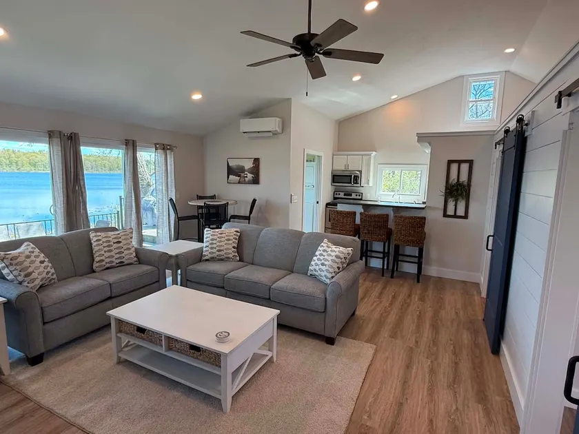 Cute & Cozy Gilkey Lake Waterfront Cottage - Image 1