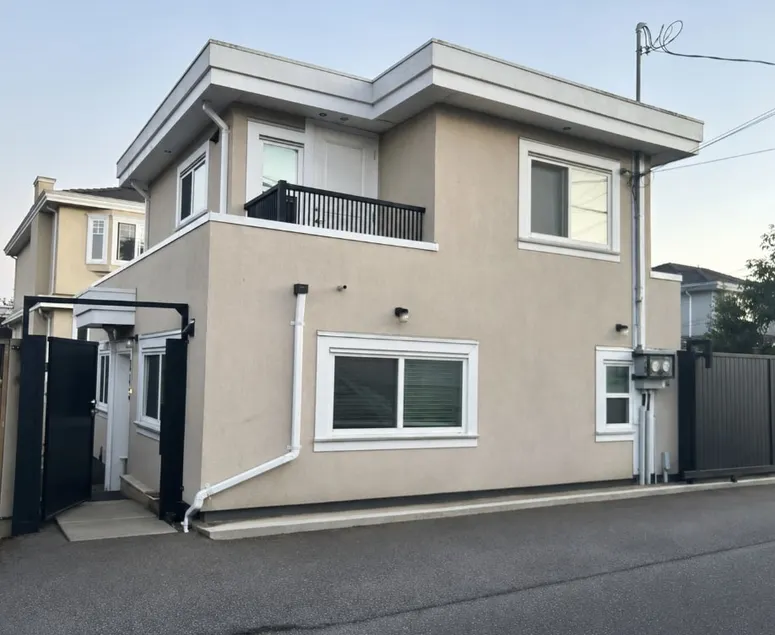 Private 3BR 2BA Laneway Home and Parking - Image 1