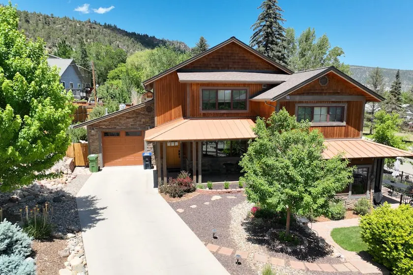 Sparkling mountain view 2BR with patio - Image 1