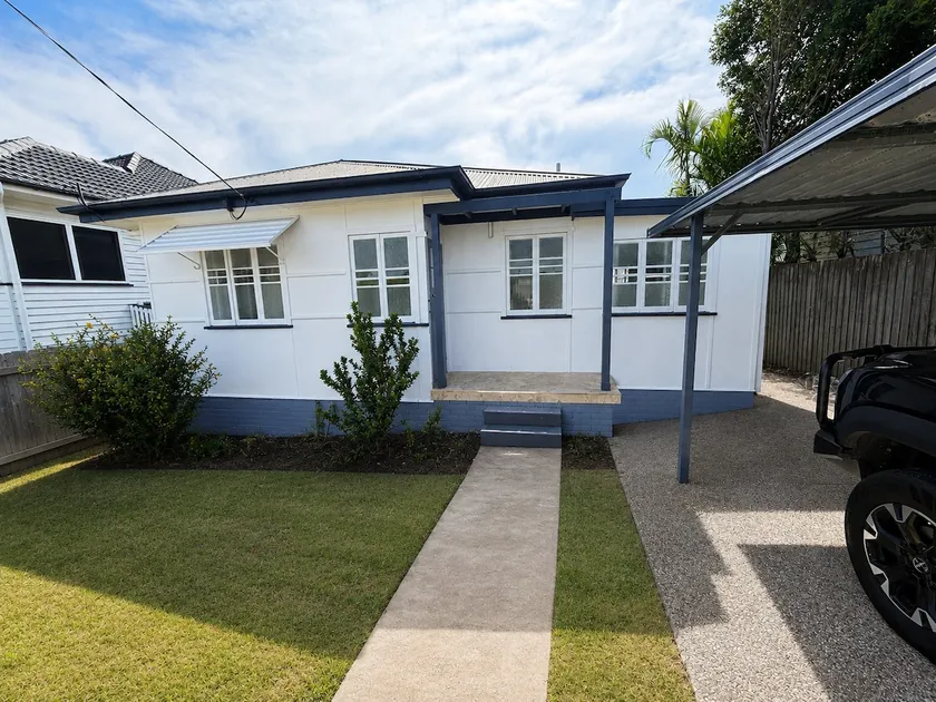 Retro Coastal Cottage Walk to Beach - Image 1