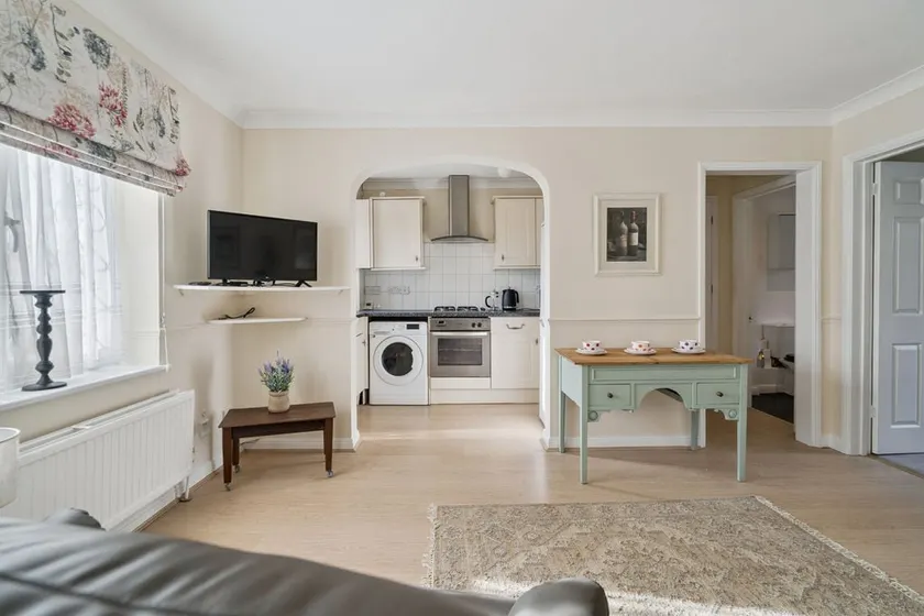 Bright & beautifully furnished flat in Marlow - Image 1