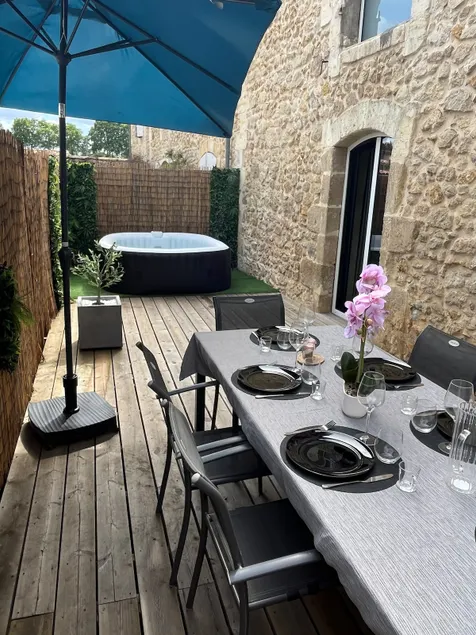 Stylish house with private Jacuzzi & garden - Image 1