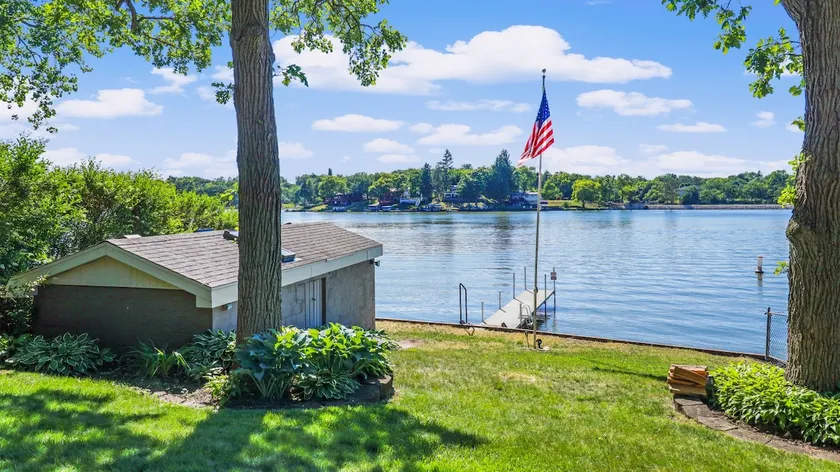 Charming 3 Bed Lakefront Home steps to the water! - Image 1