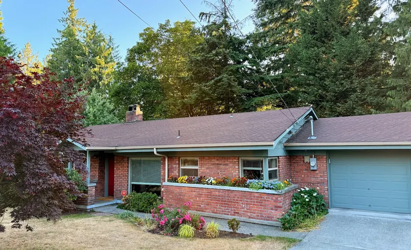 Spacious 3BR • Free Parking • Near UW & Downtown - Image 1