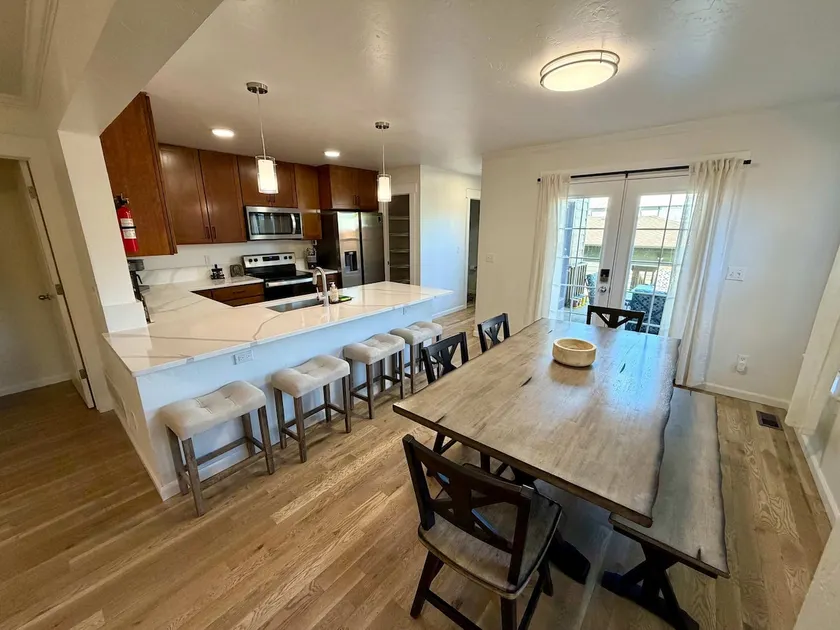 King Beds • Lounge • Walk to Dining• Cantril House - Image 1