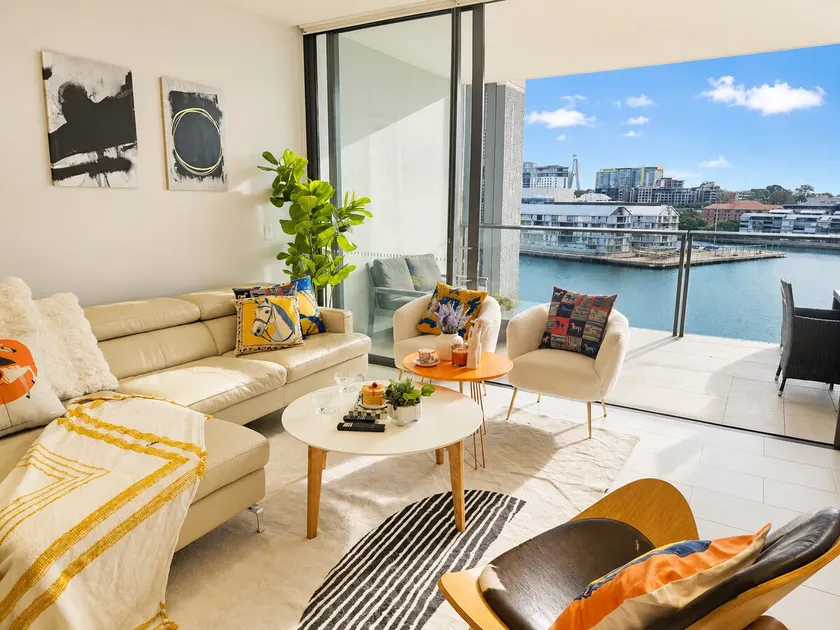 Absolute Waterfront Living in the CBD - Image 1