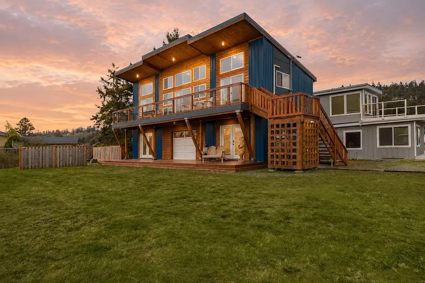 Lagoon Point Retreat • Beach Access + Fire Pit - Image 1