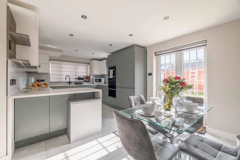 Luxury 1-Bed Close to Ascot, Lego Land M3 M25 A30 - Image 1