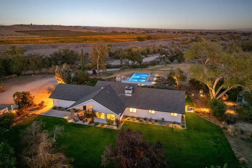 Starlight Ranch - luxury vineyard views with pool - Image 1