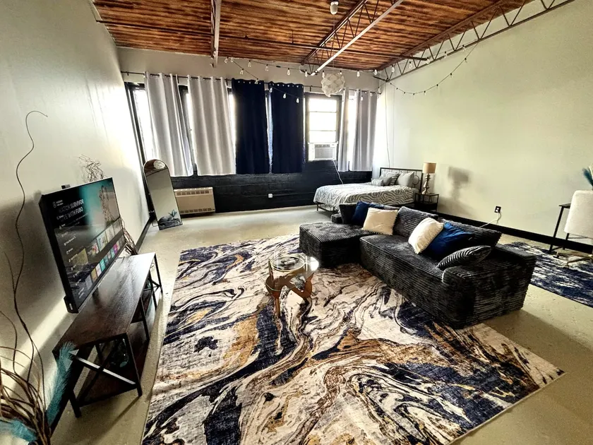 KING SUITE Loft Downtown 420 friendly - FREE PARKING - FREE Wifi - Image 1