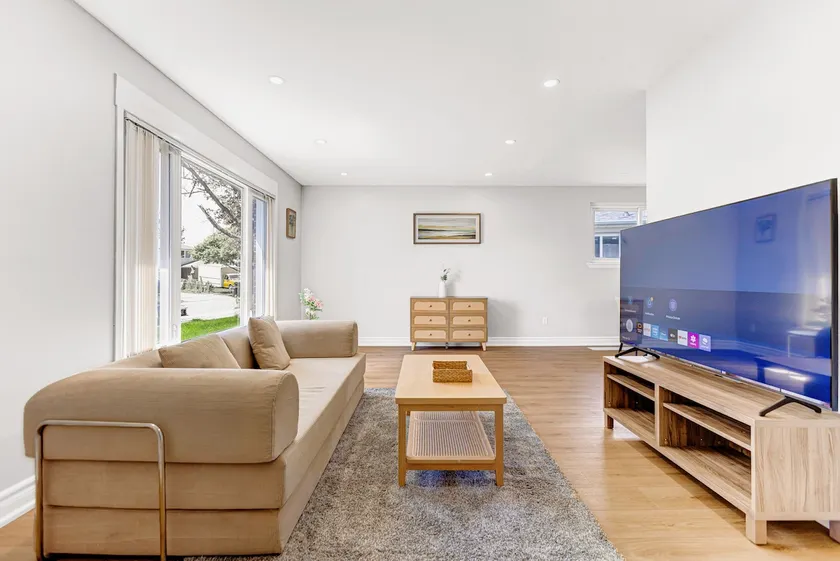 Family-Friendly 3BR Home - Sleep 10 | Free Parking - Image 1