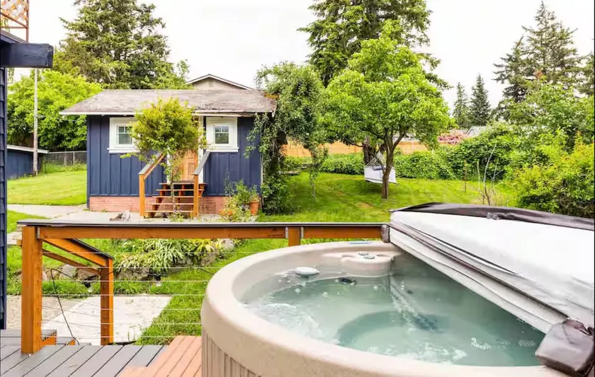 Cozy Cottage Downtown near Beaches and Marinas - Image 1